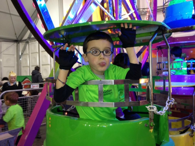  ragazzo divertirsi in un'attrazione Kiroletana